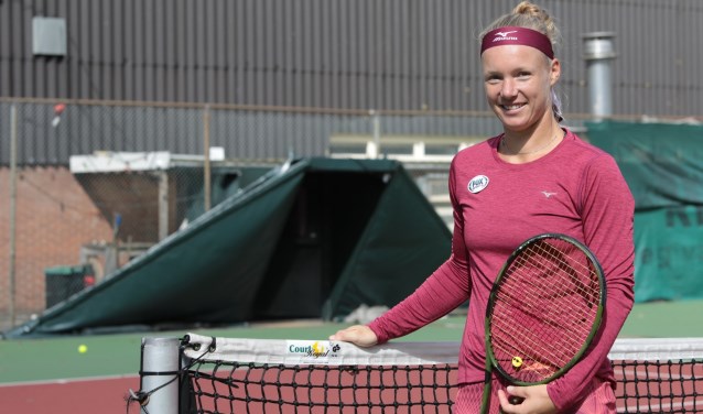 Kiki Bertens, op dit moment Nederlands' beste tennisster, traint een week lang bij Tenniscentrum Meerzicht in Zoetermeer. Een uniek moment, vastgelegd door de Postiljon. Foto: Jan van Es