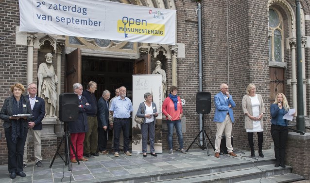 De opening bij de Petrus en Pauluskerk (foto: Michel Groen).