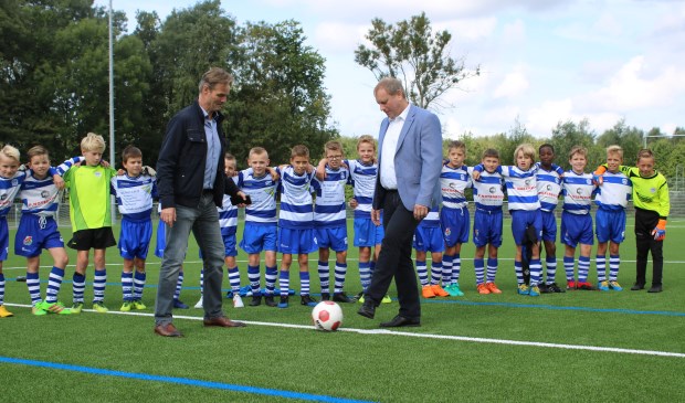 Wethouder Peter Hennevanger verricht de aftrap. Voorzitter Ruud Schalkwijk was zijn duo collega voorzitter Jonh Weijgertse te vlug af en mocht de bal ontvangen.