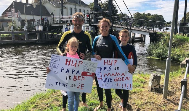 Jeroen, Johanneke, Evelien en Niels Fukken bij de Vliet waar zij een stuk zwommen in het kader van de strijd tegen ALS (foto: pr).