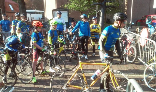 Verzamelen voor de Geuzenfietstocht: Toervereniging Zoetermeer '77 organiseert deze fietstochten die zoveel mogelijk gaan door het gebied van de opmars van de Geuzen van Zoetermeer naar Leiden. Foto: pr