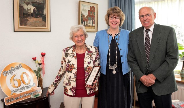 De heer en mevrouw Post-Helderman werden gefeliciteerd door wethouder Juliette Bouw (foto: Michel Groen).