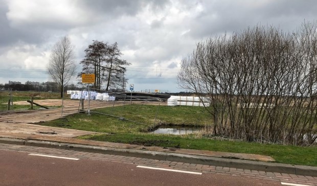 Het hele veld tussen de Zijdesingel en het spoor is bouwplaats geworden voor de werkzaamheden aan The Mall of the Netherlands.