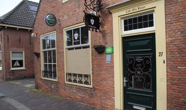 Op zondag is de rust weergekeerd in de Dorpsstraat. Een houten plaat op de plek van de ingegooide ruit is stille getuige.