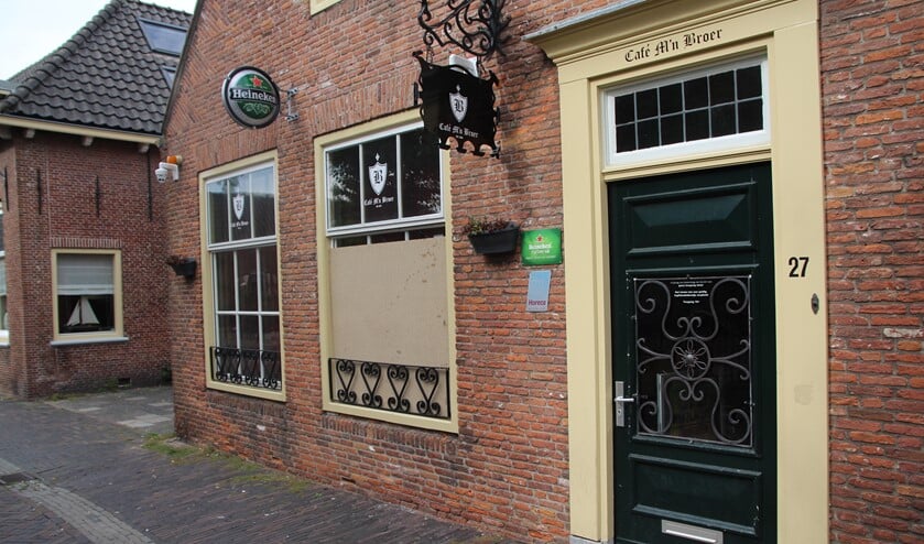 Op zondag is de rust weergekeerd in de Dorpsstraat. Een houten plaat op de plek van de ingegooide ruit is stille getuige.