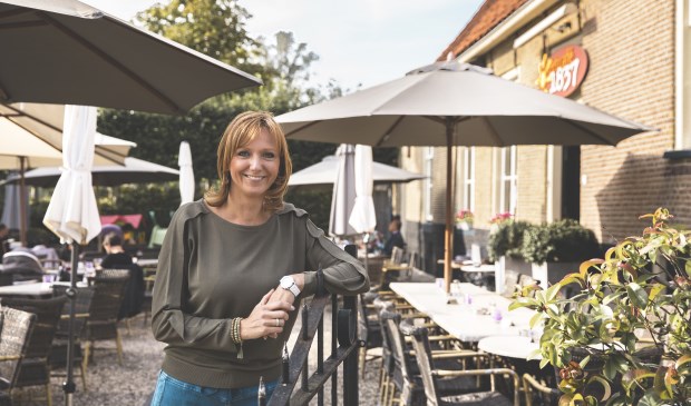 Kim Kleiweg op het zonnige terras. (foto Marieke Zelisse)