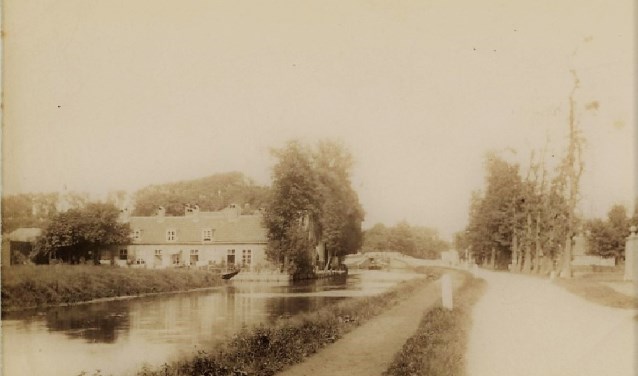 De Westvlietweg met de Vliet en op de achtergrond de Oude Tolbrug. Links Heeswijk (1895).