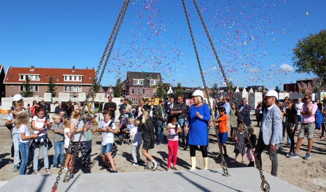 Nadat de betonnen plaat, mede door wethouder Van Eekelen, op zijn plaats was gelegd, mochten kinderen confetti afschieten (foto: DJ).