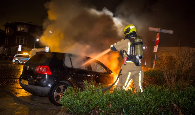 Aan de Van Egmondestraat in Voorburg ging een Volkswagen Golf in vlammen op (foto: AS Media).
