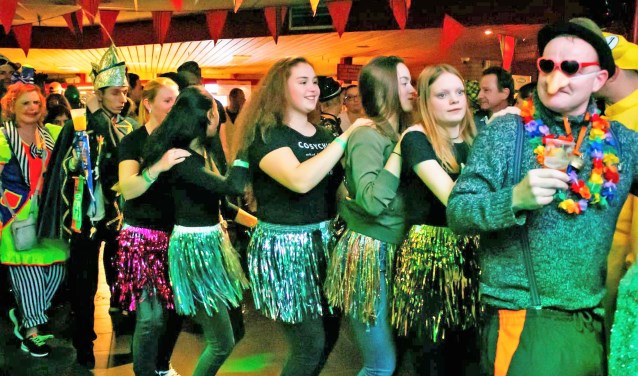 Tijdens de Opwarmavond lopen de carnavalsvierders alvast warm voor het echte carnavalsweekend, begin maart (foto: Richard Remmerswaal).