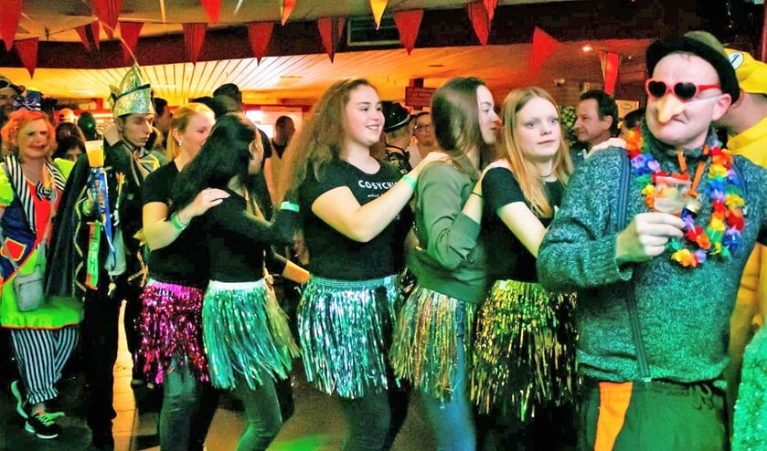 Tijdens de Opwarmavond lopen de carnavalsvierders alvast warm voor het echte carnavalsweekend, begin maart (foto: Richard Remmerswaal).