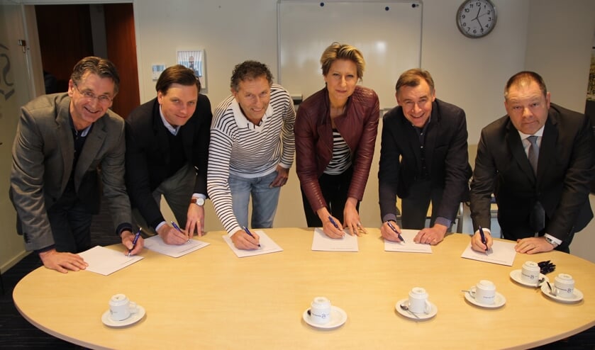 Symbolische ondertekening van de overeenkomst.