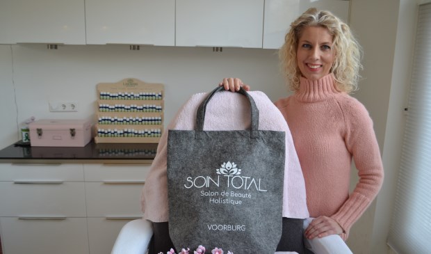 Claudia van Heck heeft voor haar klanten een jubileum goodiebag met leuke producten van ondernemers uit Leidschendam-Voorburg en omgeving klaar staan (foto/tekst: Inge Koot).