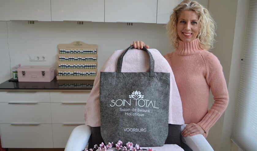 Claudia van Heck heeft voor haar klanten een jubileum goodiebag met leuke producten van ondernemers uit Leidschendam-Voorburg en omgeving klaar staan (foto/tekst: Inge Koot).