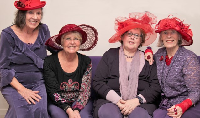 De dames van The Red Hat Society kleden zich altijd in het paars en dragen een rode hoed, een dresscode die verbindt (foto: pr).