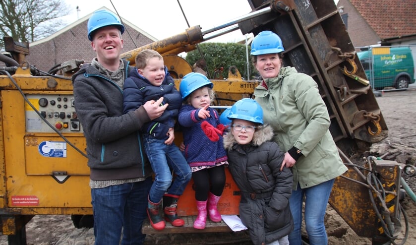 Johan en Jirska met hun drie kinderen bij de heistelling.