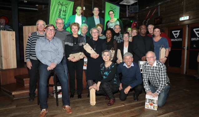 Sponsoren en vrijwilligers werden op de Nieuwjaarsbijeenkomst van de Sportief Wandelgroep Zoetermeer in het zonnetje gezet. Foto: Jan van Es