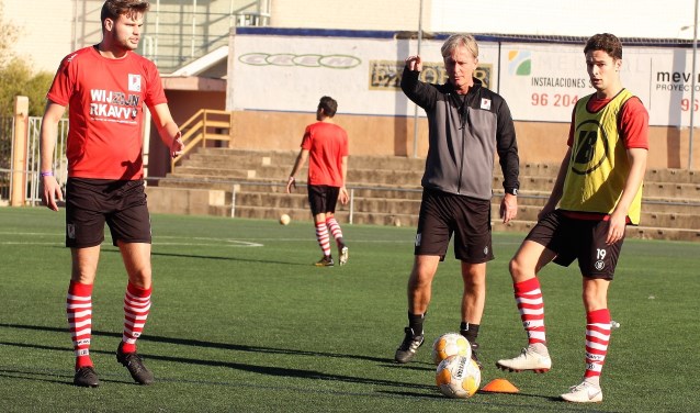 Rico de Boer (RKAVV; links in Benidorm) scoorde het eerste doelpunt tegen S.V. Honselersdijk (archieffoto: AW).