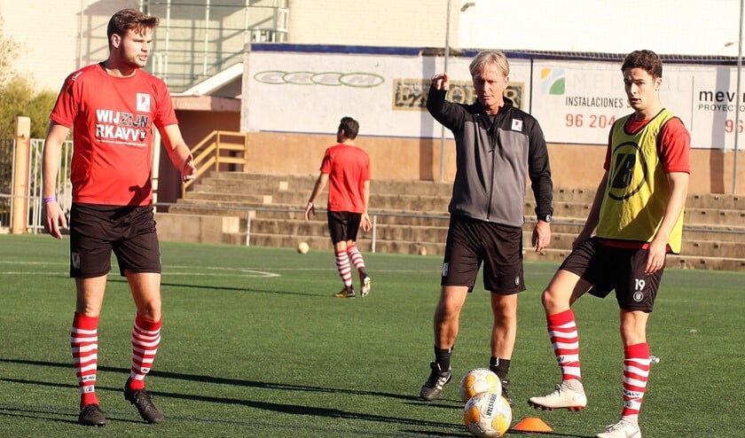 Rico de Boer (RKAVV; links in Benidorm) scoorde het eerste doelpunt tegen S.V. Honselersdijk (archieffoto: AW).