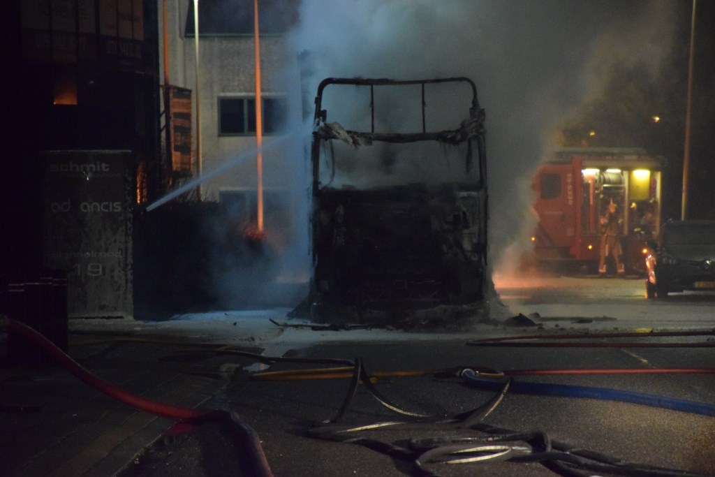 De brandweer heeft niet kunnen voorkomen dat beide gedeelten van de vrachtwagens volledig uitbrandden. Foto: AS Media