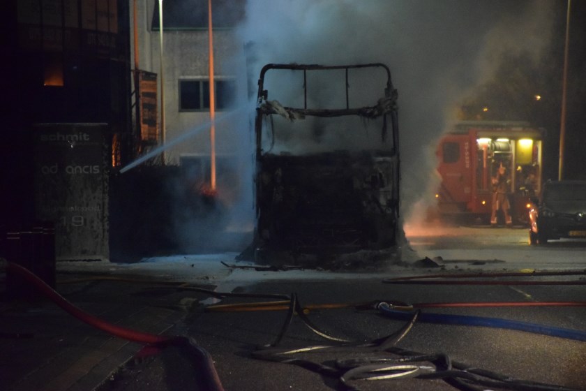 De brandweer heeft niet kunnen voorkomen dat beide gedeelten van de vrachtwagens volledig uitbrandden. Foto: AS Media