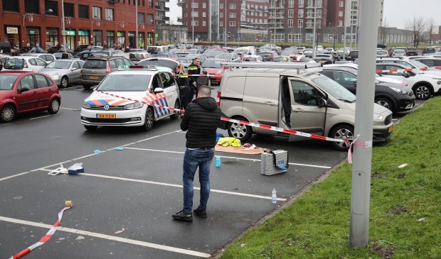 Het slachtoffer werd aangetroffen op het parkeerterrein bij het winkelcentrum in Leidschenveen (foto: Rene Hendriks/Regio15).