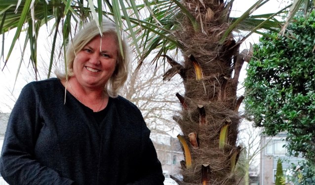 De palmboom in Bettine's tuin houdt de herinneringen aan verre oorden levend.