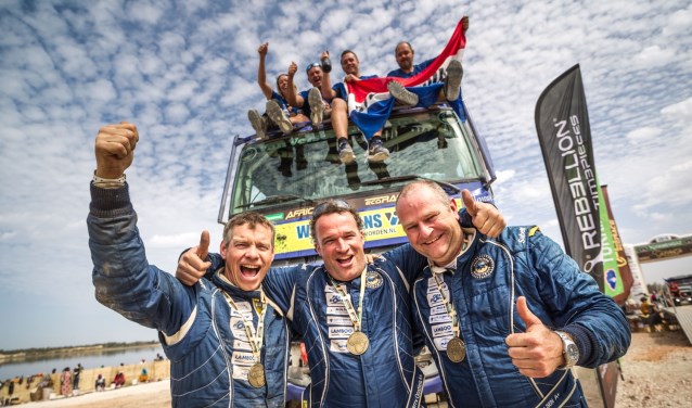 Het team van Van Velsen Rallysport viert de enige Nederlandse overwinning in de Afrika Eco Race (foto: Rallymaniacs/Tim Buitenhuis).