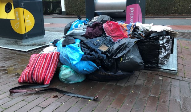 Bij winkelcentrum Ackershof was het dinsdagmorgen nog steeds een zooitje.
