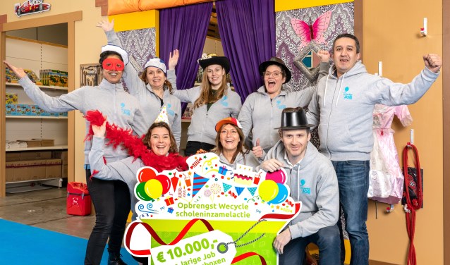 De scholeninzamelactie leverde naast veel afgedankte apparaten een sponsorcheque op van in totaal 10.000 euro voor Stichting Jarige Job en uitgelaten vrijwilligers van de stichting. Foto: Wecycle