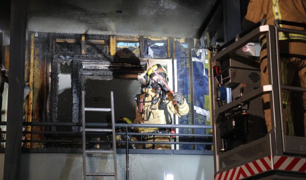 Bij de woningbrand aan de Dormaellaan ontstond grote schade (foto: Rene Hendriks/ Regio 15).