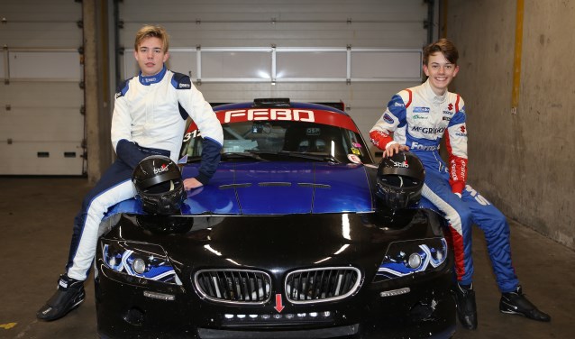 De 16-jarige coureur Milan Teekens (l.) uit Zoetermeer en Maxime Oosten (15) uit Beetsterzwaag. Vijfde in de klasse, Divisie III, een keurig resultaat voor de twee rookies van EBC Motorsport. Foto: Bas Kaligis