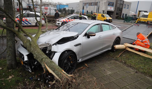 De splinternieuwe Mercedes heeft slechts 500 meter gereden (foto: Regio15/Rene Hendriks).