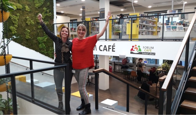 Bibliotheekmedewerkers Jenny Fidder (l.) en Lara van der Graaf (r.). Foto: Bibliotheek Zoetermeer
