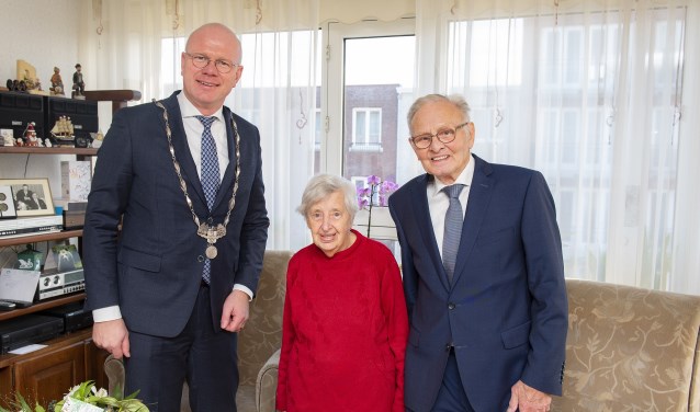 De heer en mevrouw Van Baren werden gefeliciteerd door burgemeester Klaas Tigelaar (foto: Michel Groen).