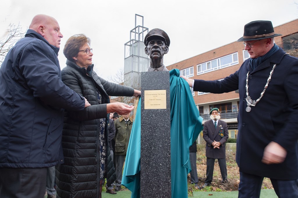 Onthulling van het beeld door burgemeester Klaas Tichelaar en familieleden van de veteraan (foto: MICHEL GROEN).