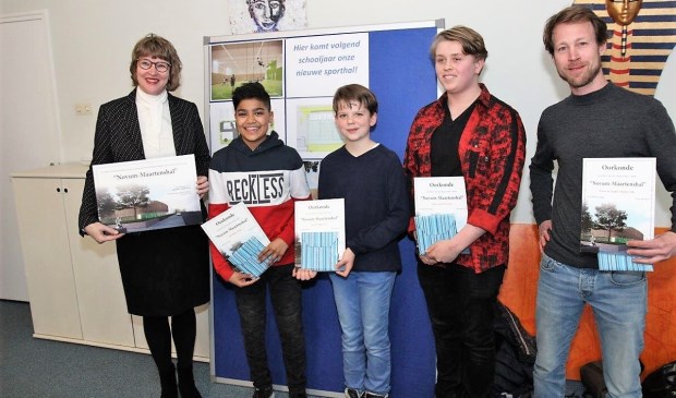 Wethouder Juliette Bouw met de vier winnaars die allen dezelfde naam hadden ingestuurd (foto: Ap de Heus).