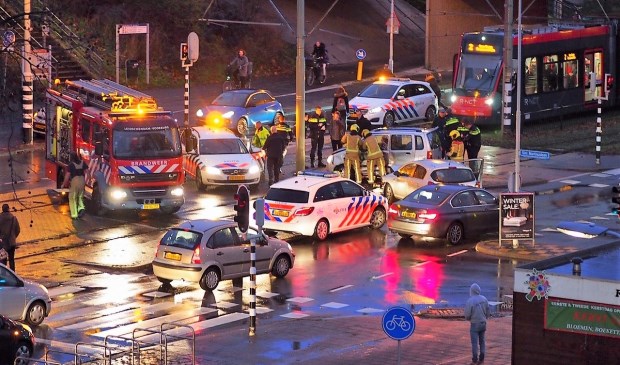 Forse schade bij een ongeval op de Mgr. Van Steelaan, waarbij voertuigen de doorgang van de trams blokkeerden (foto: Lucien de Vries).