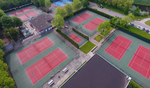 Op de gravelvervangende tennisbanen kan het hele jaar door worden gespeeld. Foto: pr