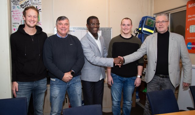 Samenwerking SV Oosterheem met De Buurtvoetbalschool: (v.l.n.r.) Jasper van Viegen (Hoofd Jeugdopleiding SV Oosterheem), Remo Oudshoorn (o.a. eigenaar, jeugdtrainer en KNVB/UEFA B), Jules Lieveld (voorzitter SV Oosterheem), Johnny Fens (sport- en bewegencoordinator en fysiotherapeut), en Ger Fens (o.a. eigenaar, jeugdtrainer en KNVB Uefa B).Foto: Philip Bras
