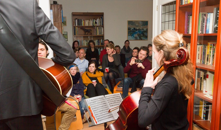 Een huiskameroptreden tijdens Gluren bij de Buren. Foto: Maarten J. Eykman