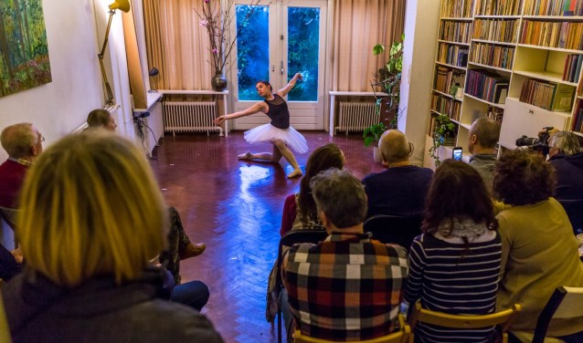 Een huiskameroptreden tijdens Gluren bij de Buren. Foto: Maarten J. Eykman