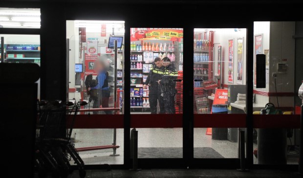 In de supermarkt werden sporen en camerabeelden veiliggesteld (foto: Rene Hendriks/Regio15)I.