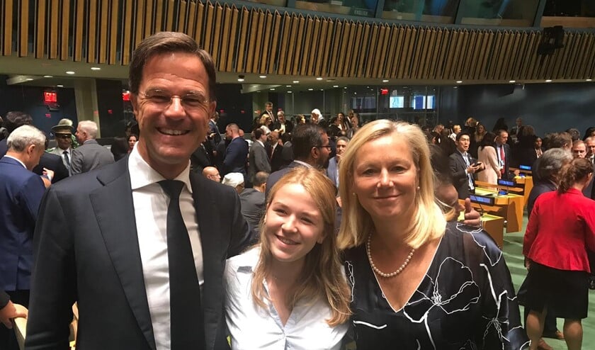 Sara temidden van Mark Rutte en minister Sigrid Kaag.
