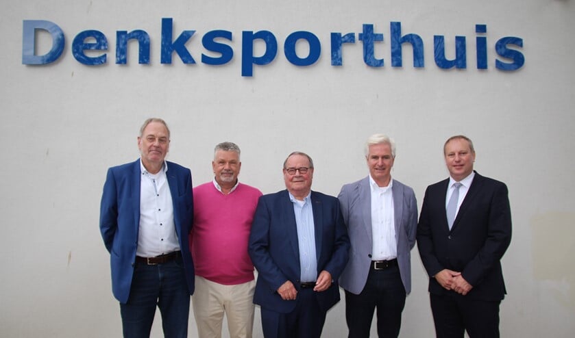Tevreden gezichten. Van links naar rechts: vice-voorzitter Theo van Munnen van de Nederlandse Bridgebond, voorzitter Ben Endlich van Multi Bridge, voorzitter Joop van der Spek van de Stichting Denksporthuys, voorzitter Koos van der Meer van de PBC en sportwethouder Peter Hennevanger.