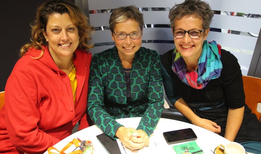 Simone Pont, Francis Bennis en Nienke Oldenhuis vinden het prachtig om de Week van de Mantelzorg te mogen organiseren. Samen met Nelleke van Eck die op de foto helaas ontbreekt.