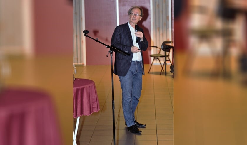 Prof. Dr. Frans Grijzenhout vertelt over Pieter de Hooch. (foto: Lenie Kaptein)