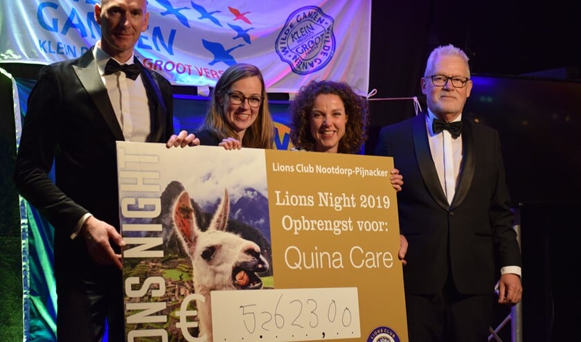 Bestuursleden Yvonne van der Ende en Mariska van de Sande van stichting Quina Care ontvangen een reusachtige cheque van Lions Spreekstalmeester René van Eijk (links) en President Luuk van den Eijk (rechts).