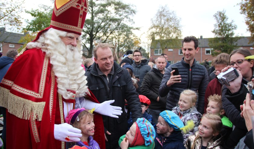 De Sint is uit de auto gestapt om kinderen gedag te zeggen bij het Burgemeester Schölvinckplein.