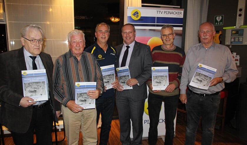 De mannen van het eerste uur, Kees Borsboom en Bert en Jong (links) en Loek Teller (rechts), naast Tom Langelaan. In het midden voorzitter Roel van der Beek en sportwethouder Peter Hennevanger.